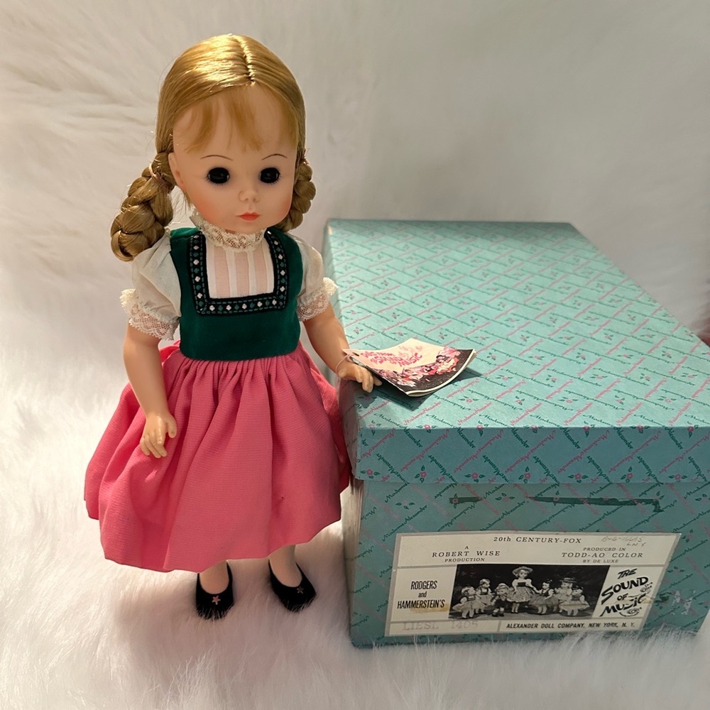 Madame Alexander 13” Louisa # 1405 Sound of Music Doll.